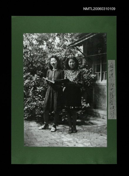 主要名稱：姊妹2人合照(影本)圖檔，第1張，共1張