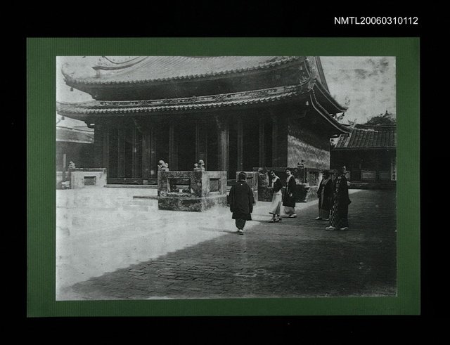 主要名稱：孔廟大成殿前遊客照片(影本)圖檔，第1張，共1張