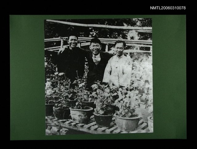 主要名稱：與友人合影(影本)圖檔，第1張，共1張