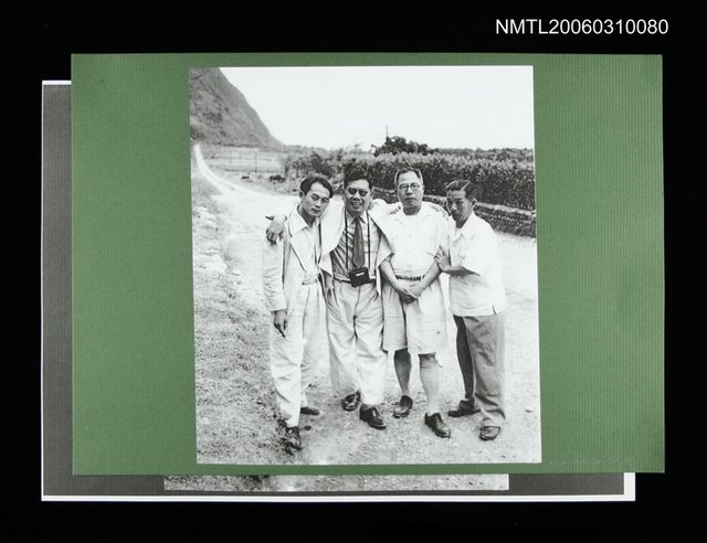 主要名稱：友人在野外4人合照(影本)圖檔，第1張，共1張