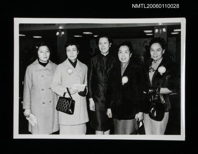 主要名稱：謝冰瑩等5人於以文會友會場合照圖檔，第1張，共1張