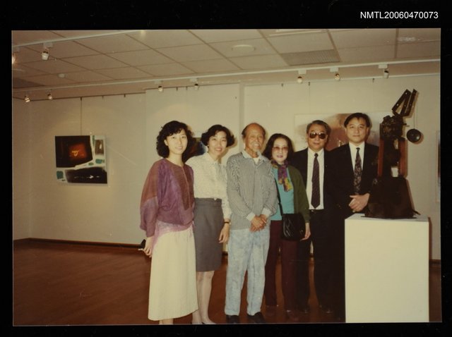 主要名稱：在台中參觀畫家陳庭詩畫展合影（1994）圖檔，第1張，共1張