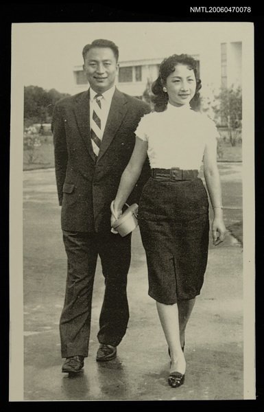 主要名稱：張漱菡與夫婿崔右明在石門水庫合影（1958）圖檔，第1張，共1張