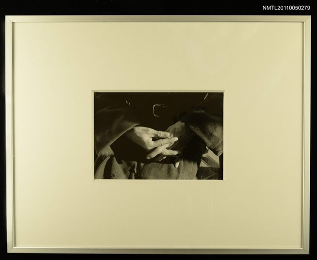 主要名稱：周夢蝶的手部特寫圖檔，第5張，共5張