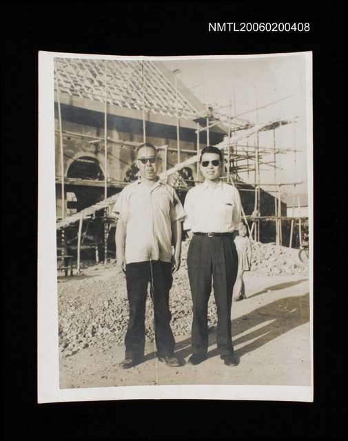 主要名稱：姜貴與ＯＯＯ合照圖檔，第1張，共1張