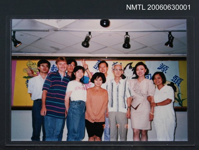 主要名稱：許台英與朱西寧、萬德化神父等人合照（9人）圖檔，第1張，共1張