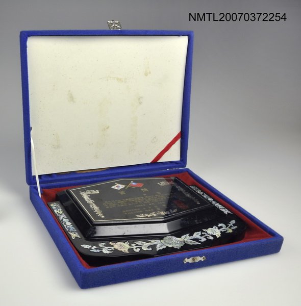 主要名稱：亞洲作家聯盟給尹雪曼賞牌圖檔，第2張，共2張