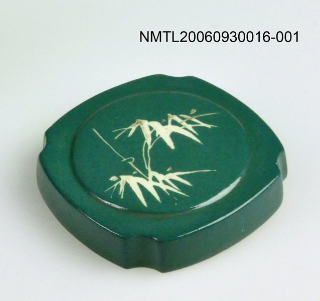 主要名稱：筆筒及其他文具用品（瓷製墨綠色圓盒上蓋）圖檔，第2張，共3張