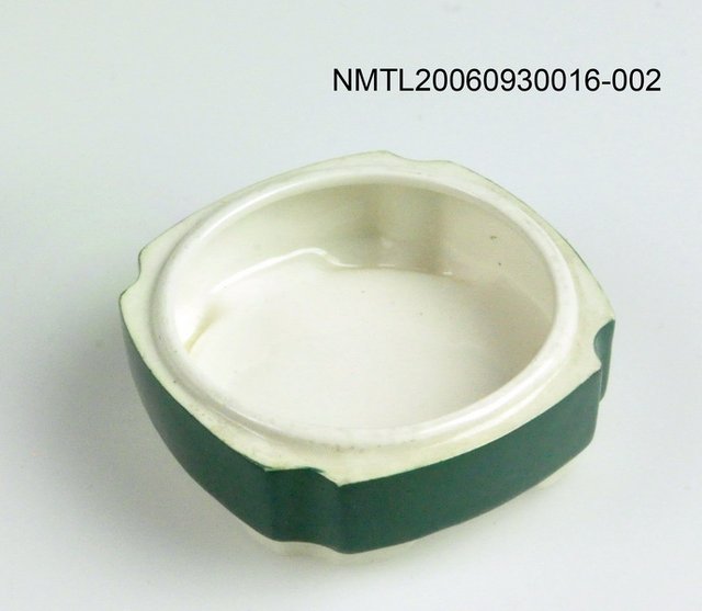 主要名稱：筆筒及其他文具用品（瓷製墨綠色圓盒上蓋）圖檔，第3張，共3張