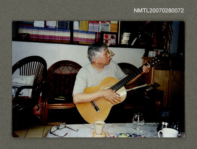 主要名稱：葉笛彈吉他的神情圖檔，第1張，共1張