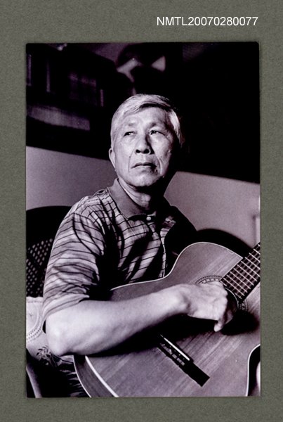 主要名稱：葉笛在家中彈吉他獨照圖檔，第1張，共1張