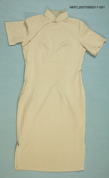 主要名稱：米色旗袍圖檔，第1張，共1張