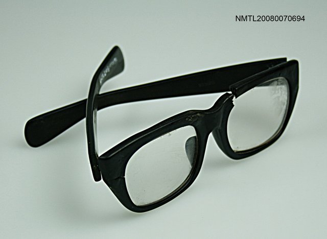 主要名稱：粗黑框眼鏡圖檔，第1張，共1張