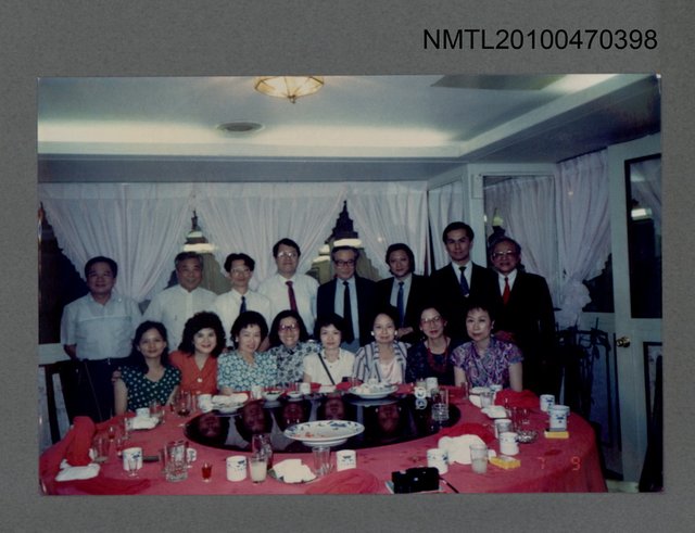主要名稱：趙淑敏於文學的童年座談會會後盛宴上之合照（1990）圖檔，第1張，共1張