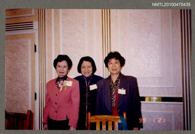 主要名稱：趙淑敏與小民、陳若曦在專欄作家協會上之合照（1999）圖檔，第1張，共1張