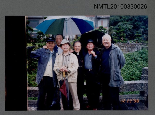 主要名稱：商禽與詩友於宜蘭頭城合影圖檔，第1張，共1張