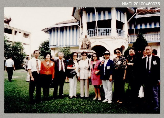 主要名稱：訪問錢穆故居之合照圖檔，第2張，共3張