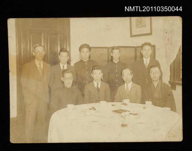 主要名稱：郁達夫與臺北帝國大學文學院部分師生黃得時等人餐敘後合影圖檔，第1張，共1張