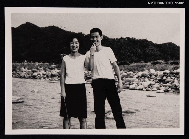 主要名稱：王愷夫婦合照（戶外全身照）（翻拍照）圖檔，第1張，共1張