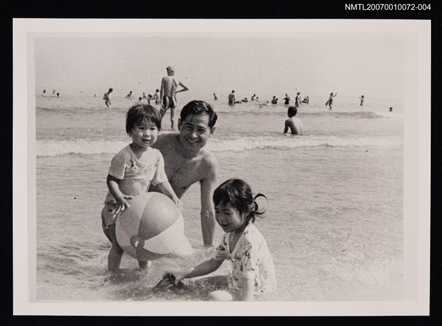 主要名稱：王愷與女兒們於海邊沙灘合照（翻拍照）圖檔，第1張，共1張