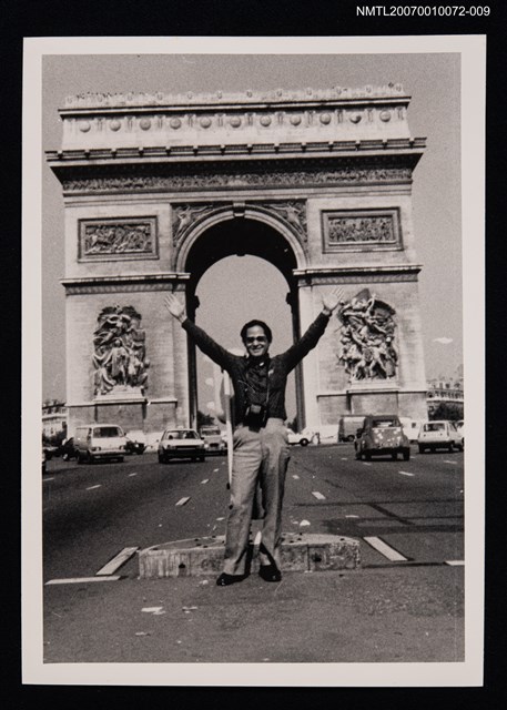 主要名稱：王愷獨照（凱旋門前）（翻拍照）圖檔，第1張，共1張