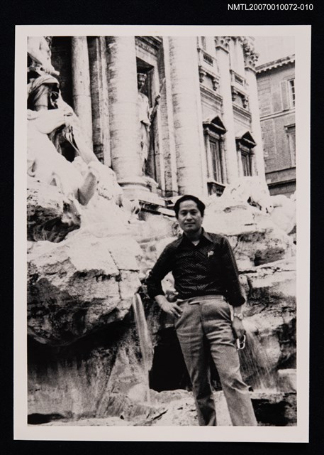 主要名稱：王愷獨照（古蹟雕塑前）（翻拍照）圖檔，第1張，共1張