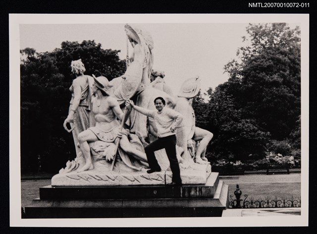 主要名稱：王愷獨照（雕塑前）（翻拍照）圖檔，第1張，共1張