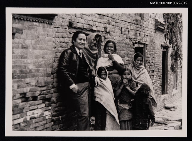 主要名稱：王愷與旅遊當地人合照（翻拍照）圖檔，第1張，共1張