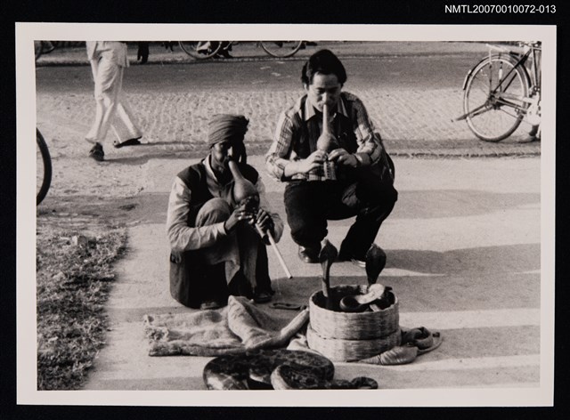 主要名稱：王愷與吹蛇人合照（翻拍照）圖檔，第1張，共1張