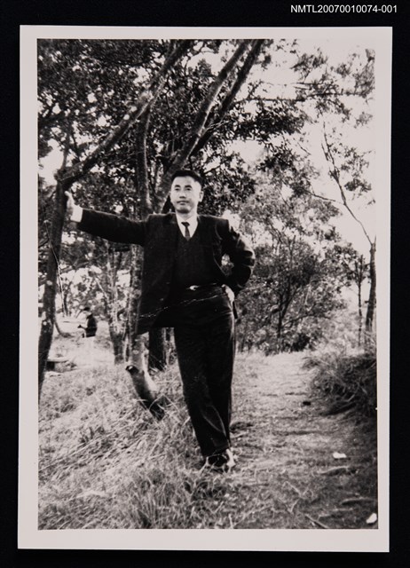 主要名稱：羊令野獨照（戶外，全身站姿）（翻拍照）圖檔，第1張，共1張