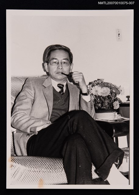 主要名稱：向明獨照（手持煙斗，坐姿）（翻拍照）圖檔，第1張，共1張