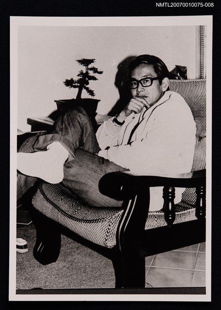 主要名稱：向明獨照（手覆下巴，坐姿）（翻拍照）圖檔，第1張，共1張