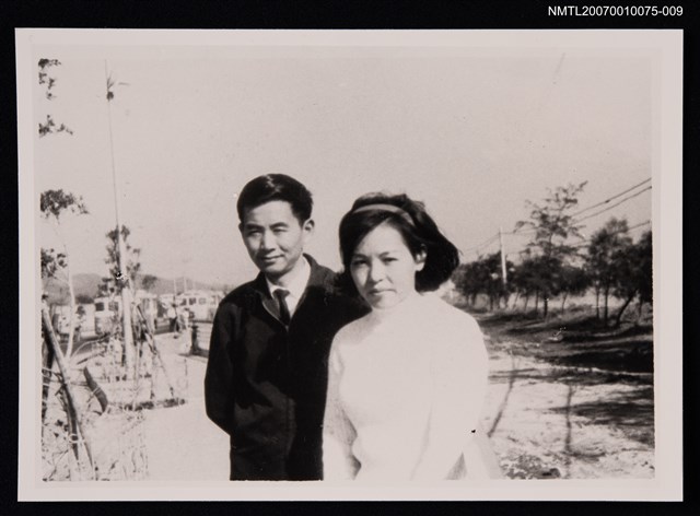 主要名稱：向明夫婦合照（戶外）（翻拍照）圖檔，第1張，共1張