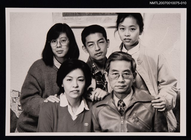 主要名稱：向明全家福（翻拍照）圖檔，第1張，共1張