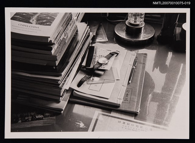 主要名稱：向明的書房桌面（手錶、筆、梳子等）圖檔，第1張，共1張