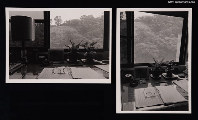 主要名稱：向明的書房桌面（手稿、眼鏡）圖檔，第1張，共1張