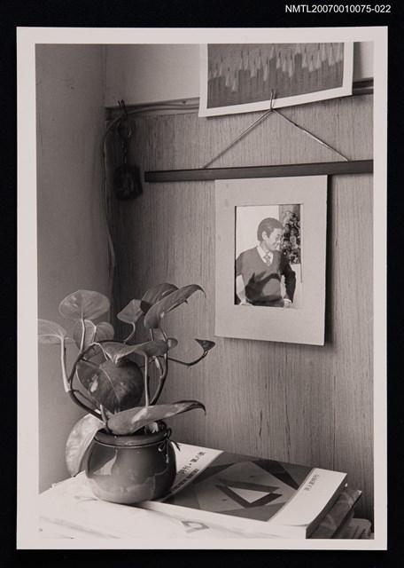 主要名稱：向明書房桌面的盆栽與相片圖檔，第1張，共1張