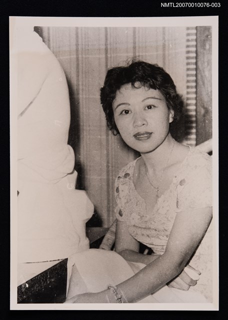 主要名稱：蓉子獨照（坐姿，半身照）（翻拍照）圖檔，第1張，共1張