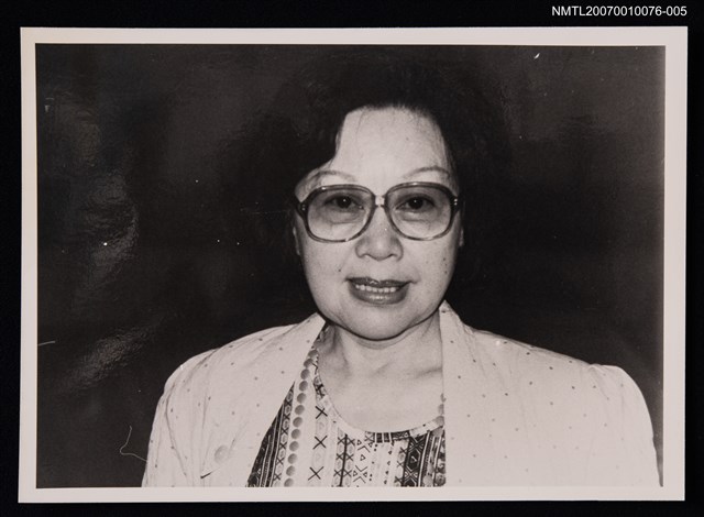 主要名稱：蓉子獨照（肩披圓點外套）（翻拍照）圖檔，第1張，共1張