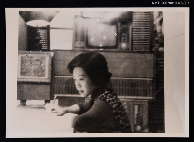 主要名稱：蓉子獨照（寫作，側影）（翻拍照）圖檔，第1張，共1張