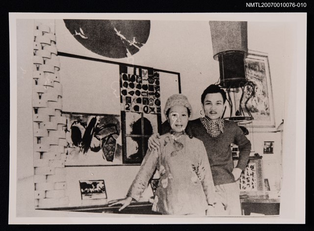 主要名稱：蓉子與羅門合照（室內，蓉子戴帽）（翻拍照）圖檔，第1張，共1張