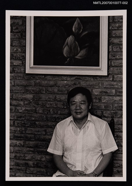 主要名稱：瘂弦獨照（背景為荷花）圖檔，第1張，共1張