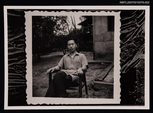 主要名稱：文曉村獨照（戶外，全身坐姿）（翻拍照）圖檔，第1張，共1張