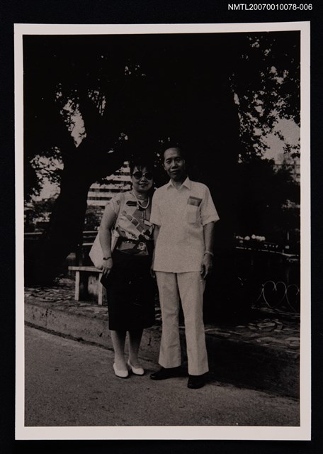 主要名稱：文曉村與○○合照（戶外，全身站姿）圖檔，第1張，共1張