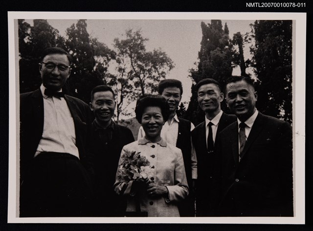 主要名稱：文曉村與胡品清等合照圖檔，第1張，共1張