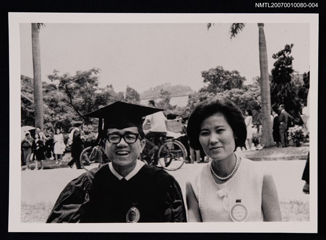 主要名稱：王憲陽夫婦合照（畢業典禮）（翻拍照）圖檔，第1張，共1張