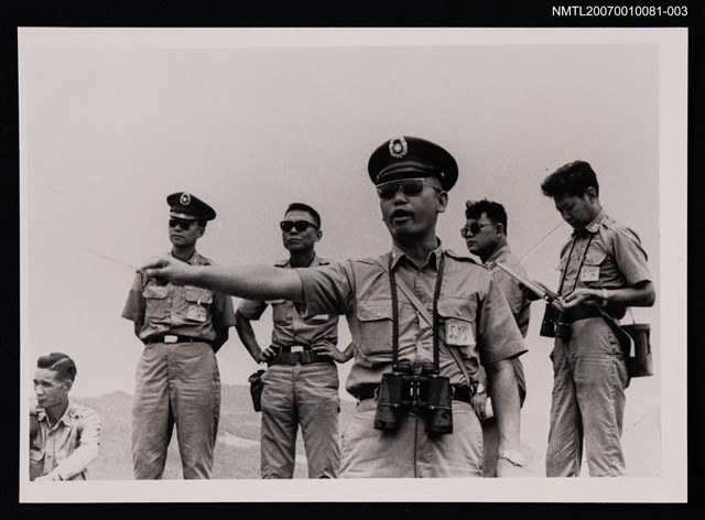 主要名稱：曹介直於演習合照（翻拍照）圖檔，第1張，共1張