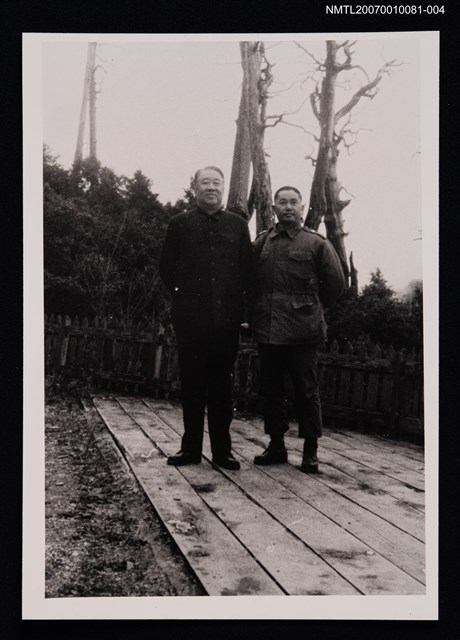 主要名稱：曹介直與友人合照（戶外，全身站姿）（翻拍照）圖檔，第1張，共1張