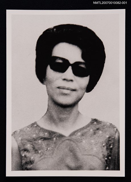 主要名稱：胡品清獨照（身穿無䄂上衣）（翻拍照）圖檔，第1張，共1張