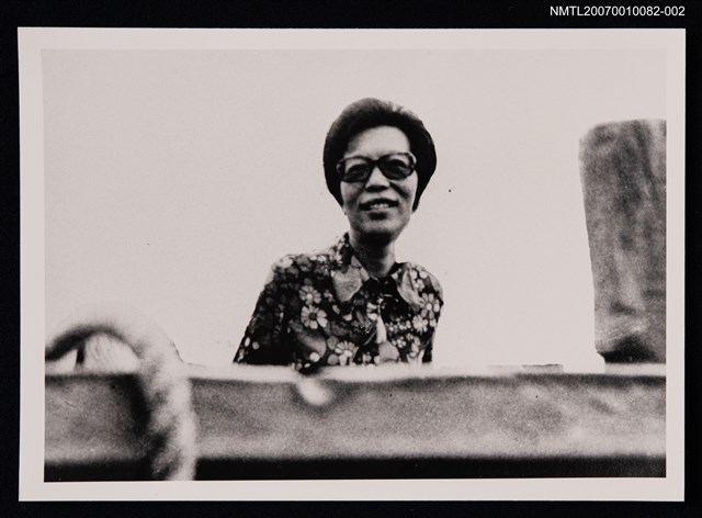 主要名稱：胡品清獨照（身穿長䄂襯衫）（翻拍照）圖檔，第1張，共1張